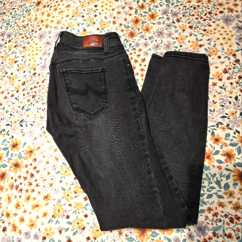 Black cropped jeans